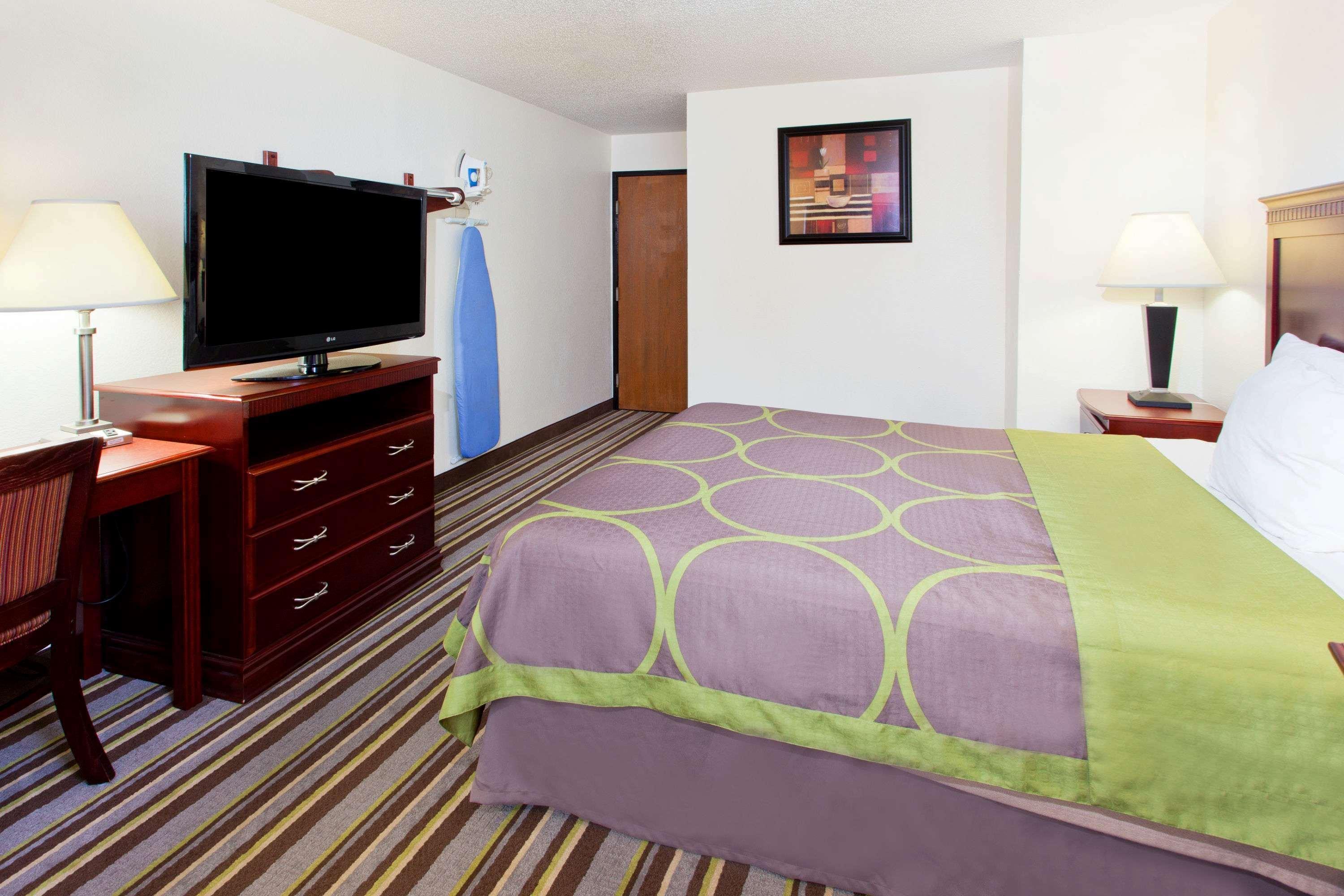 Super 8 By Wyndham Tuscaloosa Hotell Exteriör bild