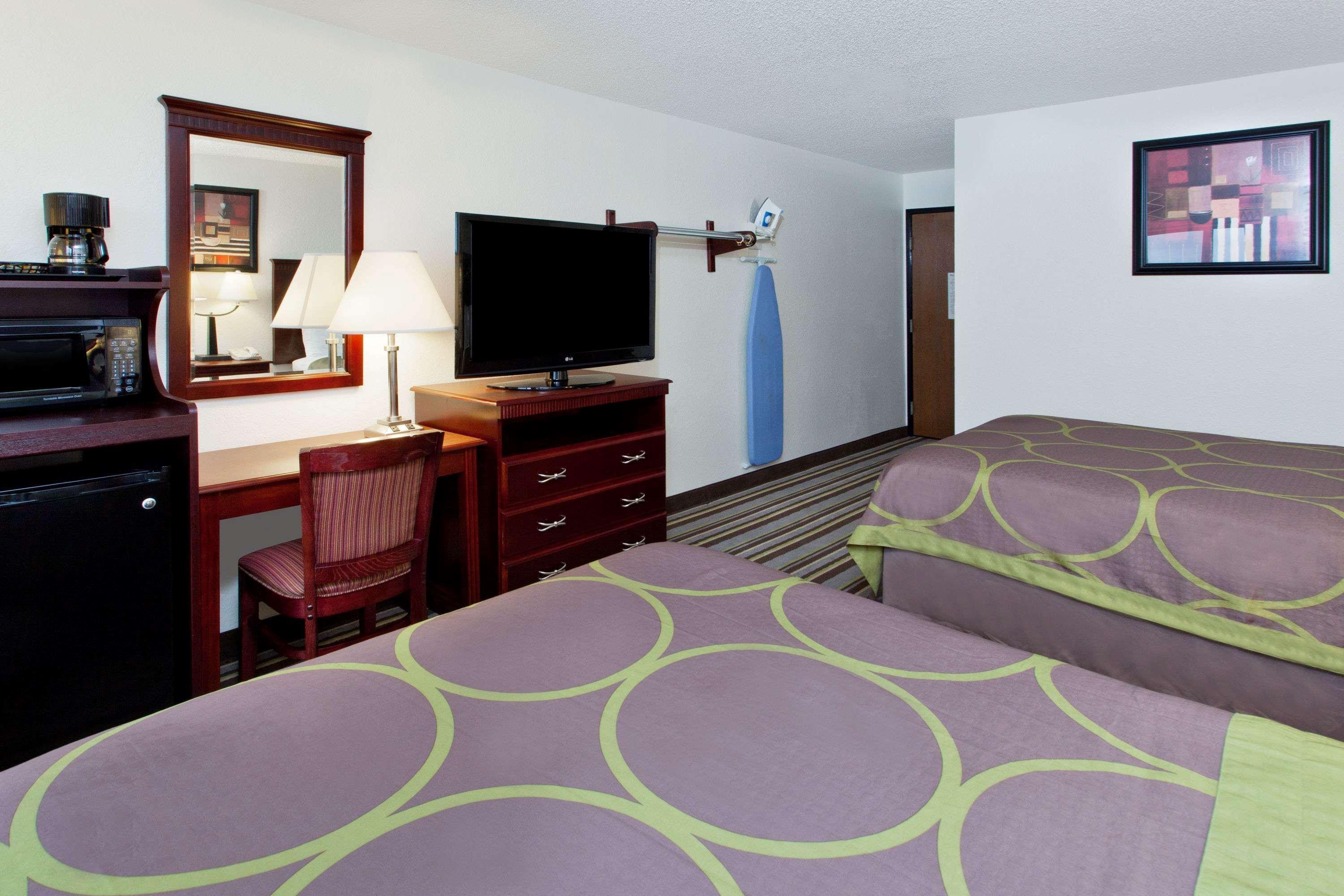 Super 8 By Wyndham Tuscaloosa Hotell Exteriör bild