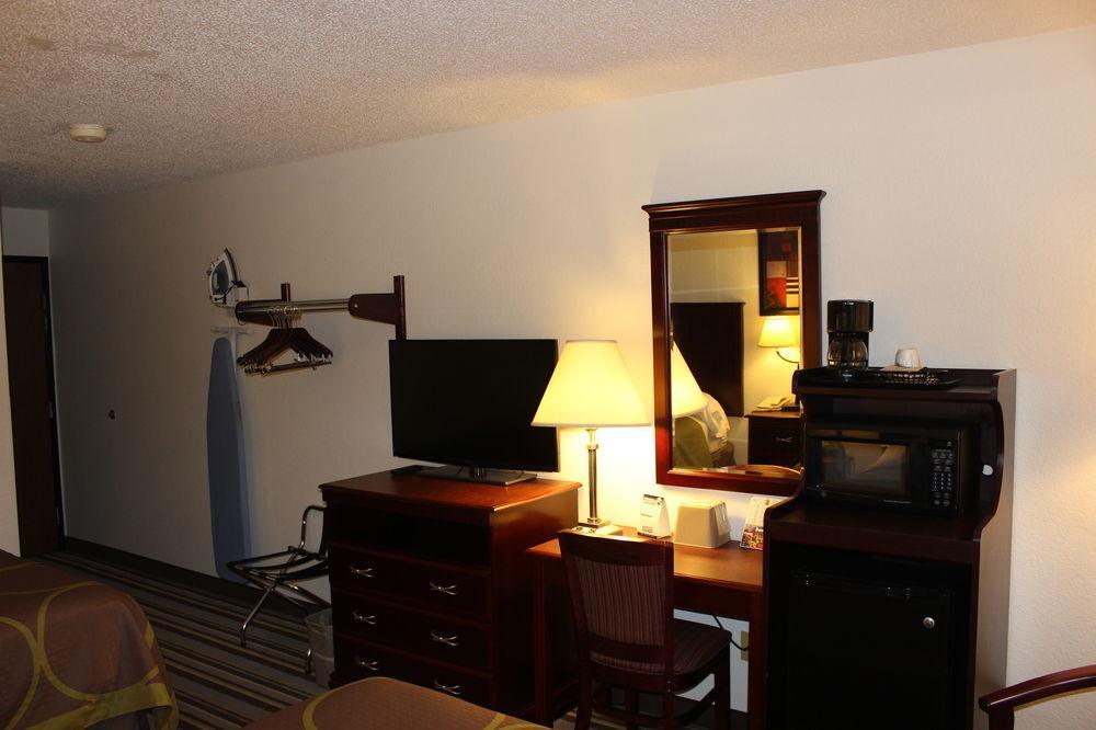 Super 8 By Wyndham Tuscaloosa Hotell Exteriör bild