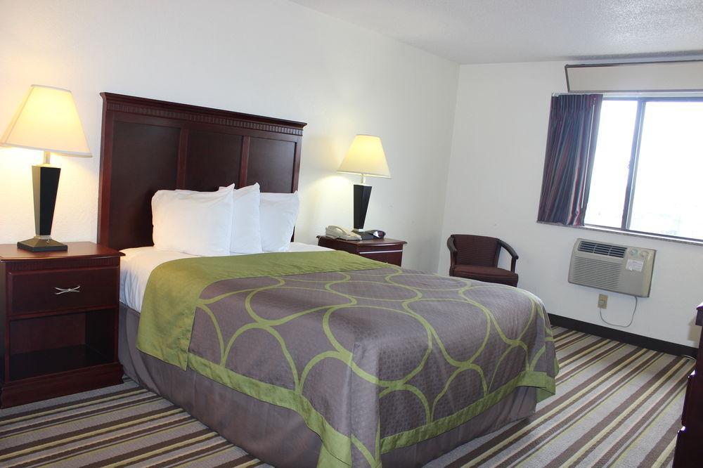Super 8 By Wyndham Tuscaloosa Hotell Exteriör bild