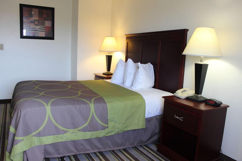 Super 8 By Wyndham Tuscaloosa Hotell Exteriör bild