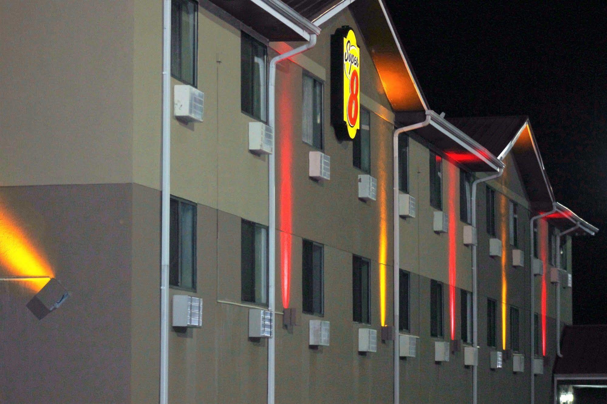 Super 8 By Wyndham Tuscaloosa Hotell Exteriör bild